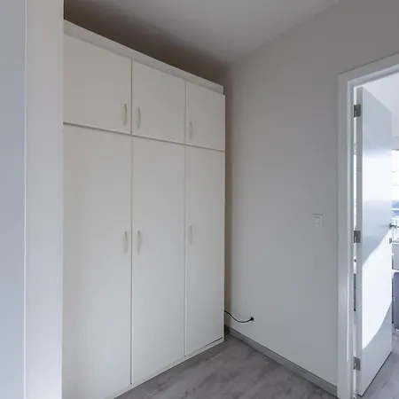 아파트 Modern, Renovated With Open Views *