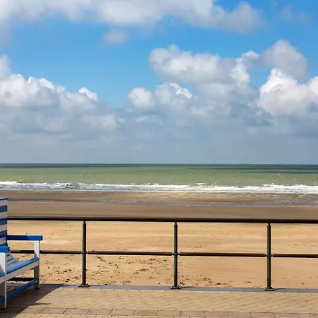 Modern, Renovated With Open Views 아파트 *